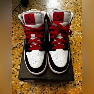 Air Jordan 1 Mid White Very Berry